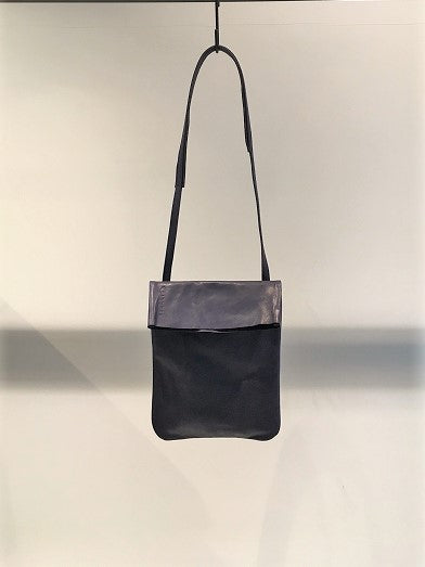 TRAKATAN / FLAT SHOULDER BAG / DARK-BLUE