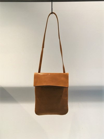 TRAKATAN / FLAT SHOULDER BAG / AMBER