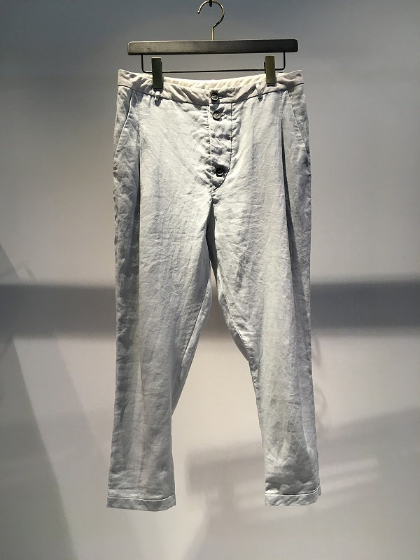 UMIT UNAL / 1-TUCK TAPERED LINEN TROUSERS / LIGHT-GREY