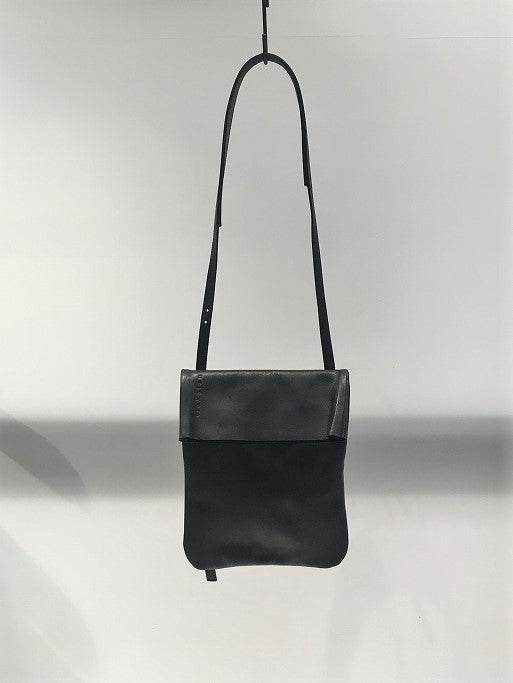 TRAKATAN / FLAT SHOULDER BAG / BLACK
