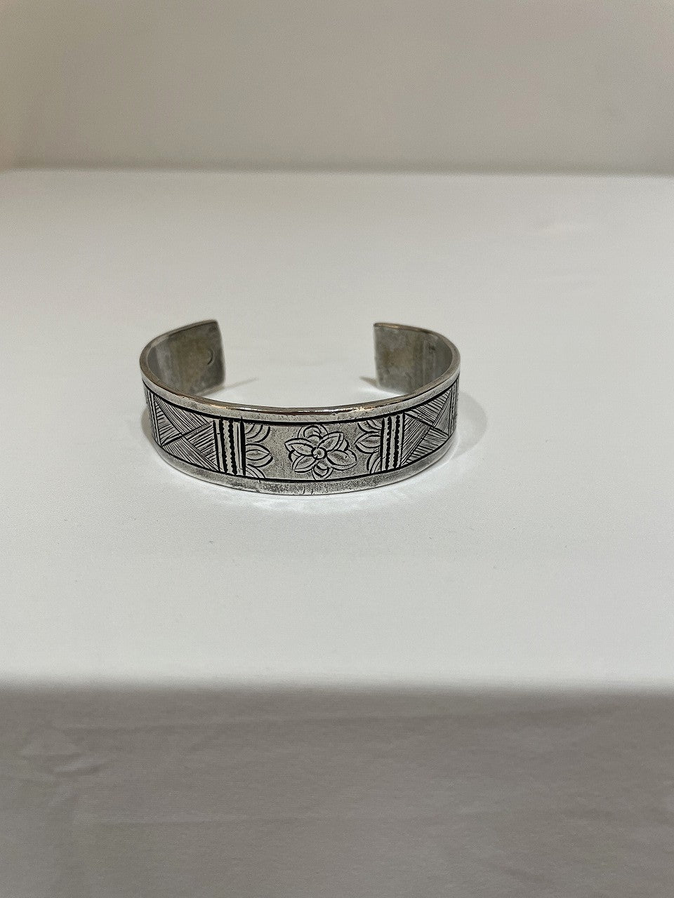 HILL TRIBE JEWELRY / SILVER BANGLE / SILVER