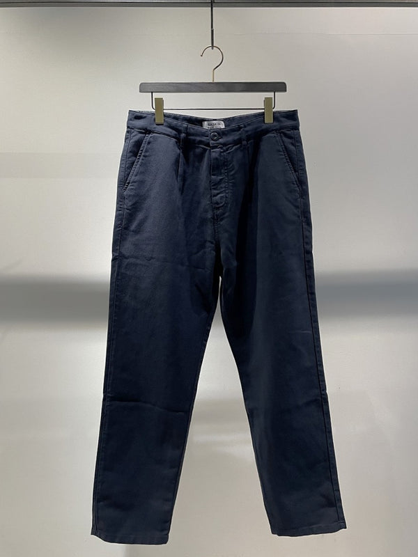 BASK IN THE SUN / 1 TUCK TAPARED  PANTS / MIDNIGHT