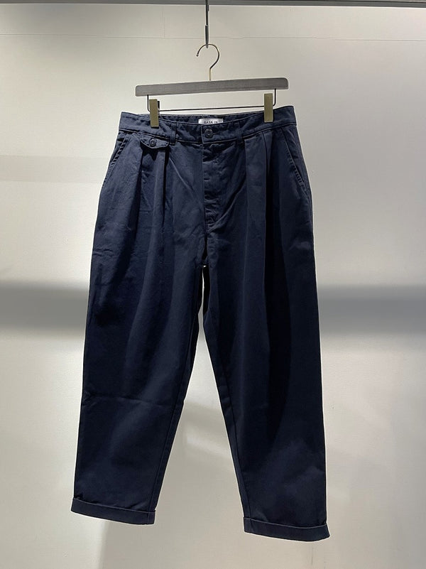 BASK IN THE SUN / 2 TUCK TAPARED PANTS / NAVY