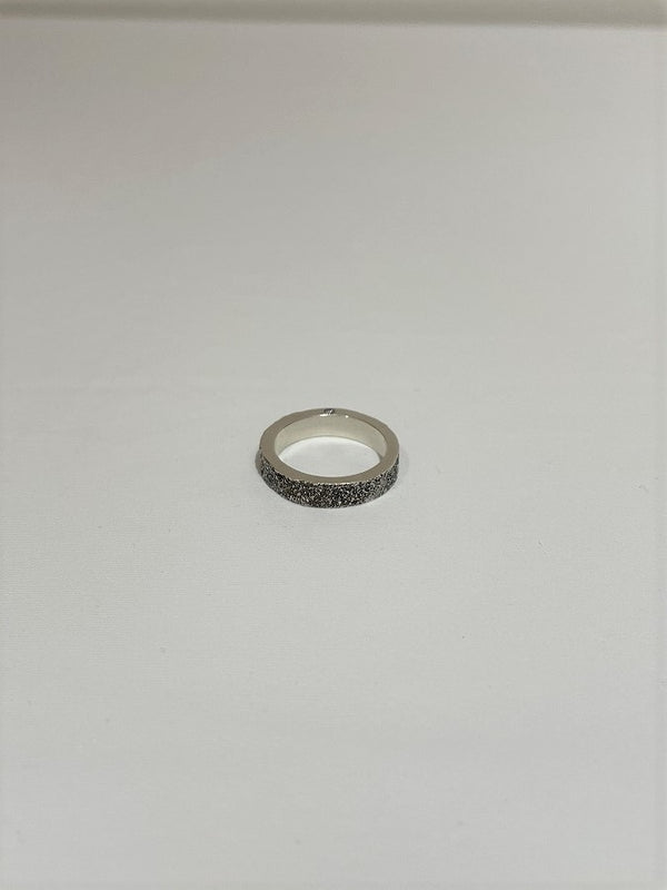 OLIVIER JEWELLERY / NARROW CONTRAST RING WITH SINGLE DIAMOND